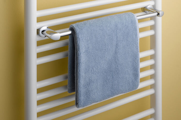 Handtuchhalter chrom an Badheizkörper mit blauem Handtuch.