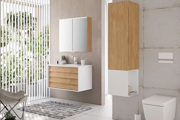 Badmöbel in weiss mit Holzanteilen. Waschplatz, Hochschrank, Spiegelschrank und Toilette.