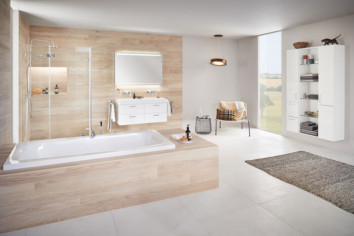 Komplettes, modernes DIANA Badezimmer mit eingebauter Badewanne, Dusche und weißen Badmöbeln für ausreichend Stauraum.