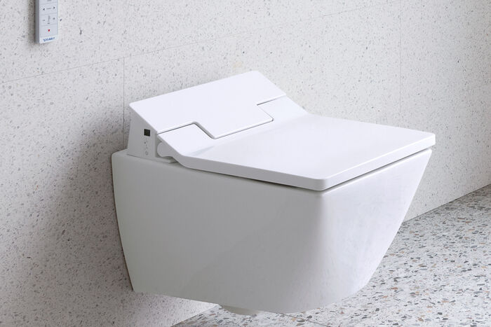 Top-modernes Duschwc aus einem Viu WC und dem Dusch-WC-Sitz SensoWash von Duravit.