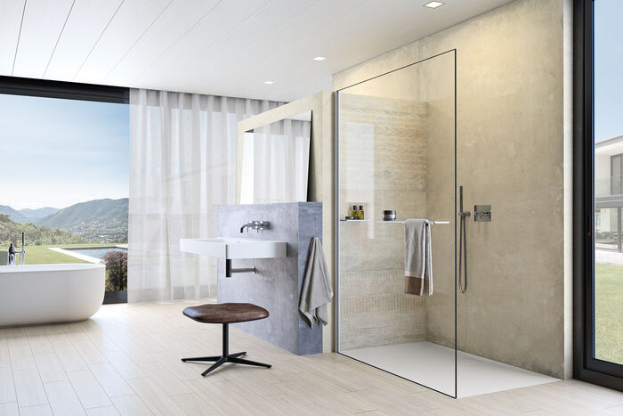 Modernes Badezimmer mit Freistehwanne, großen Fenstern, Waschplatz und einer Hüppe Dusche mit Gleittür Xtensa Pure.