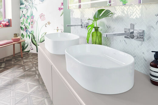 Wunderschöner Waschbereich Collaro mit ovalen Becken, freistehend auf dem Badmöbel arrangiert mit Wandarmatur und hellem Badmöbel von Villeroy & Boch.