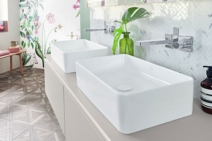 Blick auf den Waschtischbereich eines Collaro Bades von Villeroy & Boch: Es reihen sich zwei rechteckige Aufsatzwaschbecken zu einen Doppelwaschtisch aneinander.