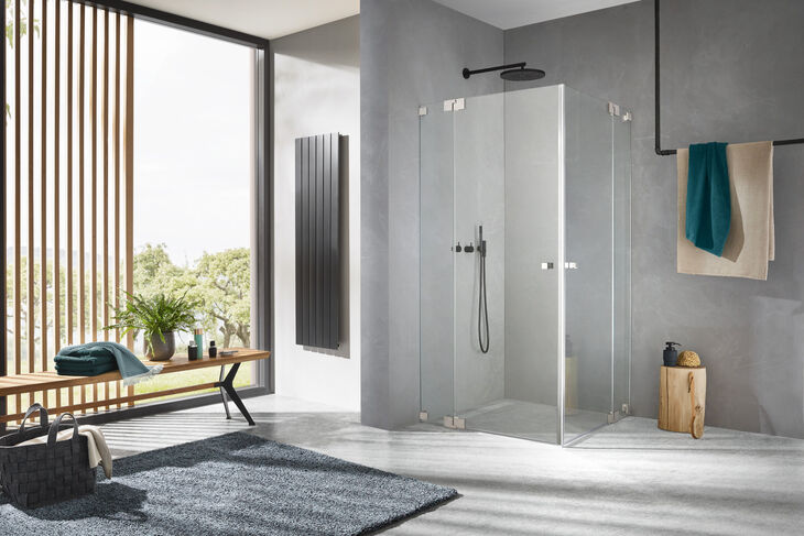 Klassische Dusche mit eleganten Highlights dank der Edelstahlbeschläge aus der Omega SuperSteeel Edition von SPRINZ 