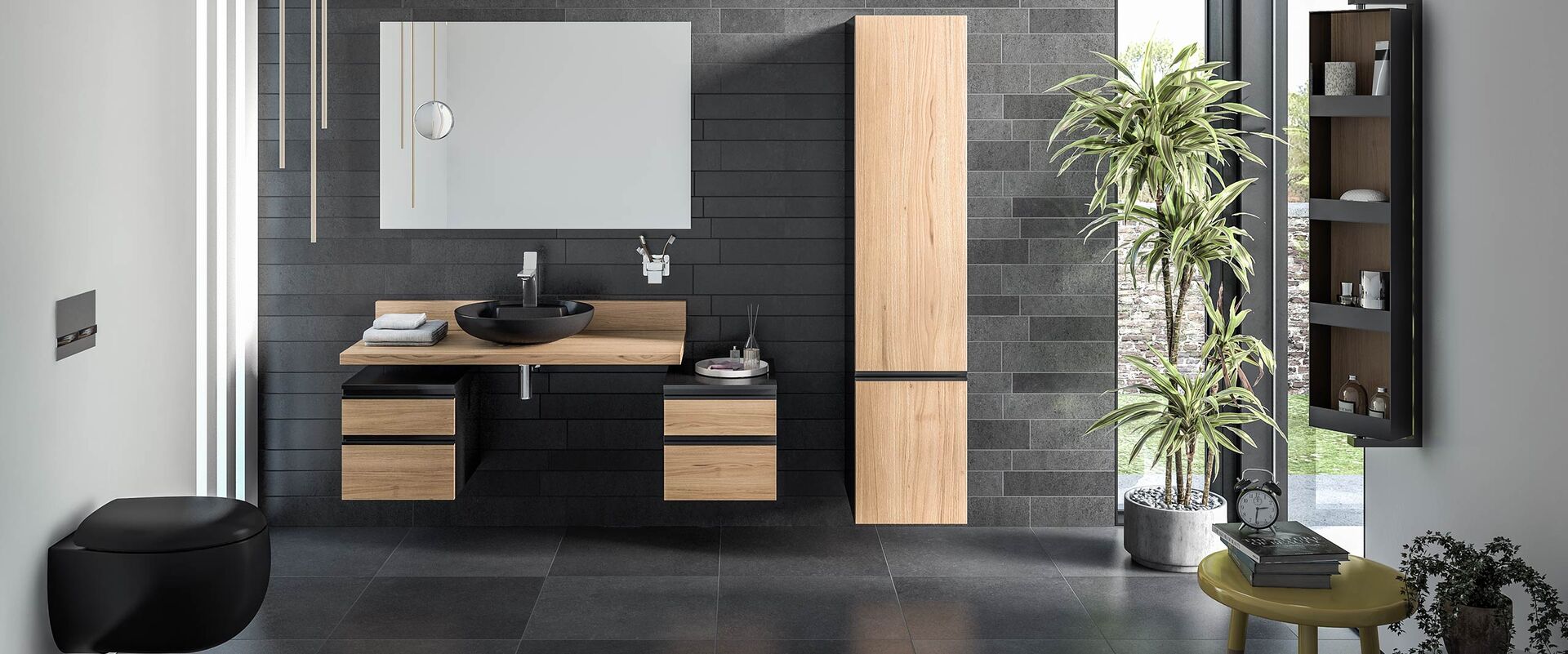 Toilette wandmontiert in Schwarz. Waschplatz mit Badspiegel und Badmöbeln aus Holz.