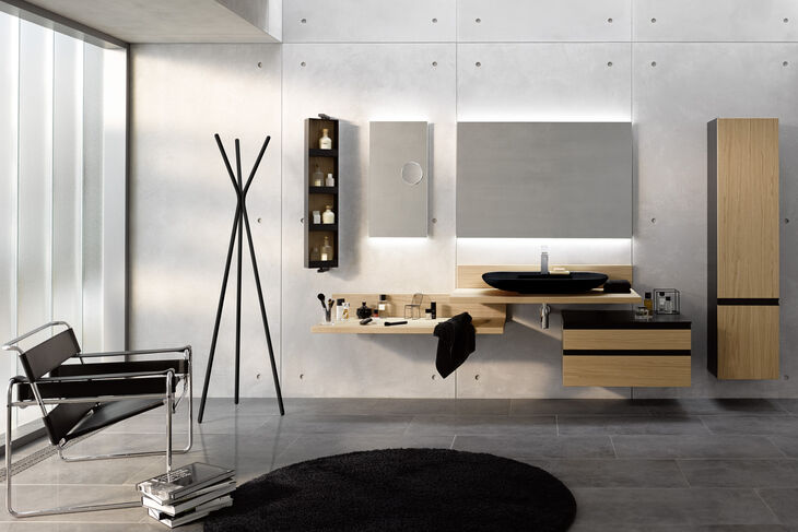 Modernes Badezimmer mit schwarzem Aufsatzwaschbecken, Badmöbeln aus Holz, Konsole, Hochschrank, Spiegel