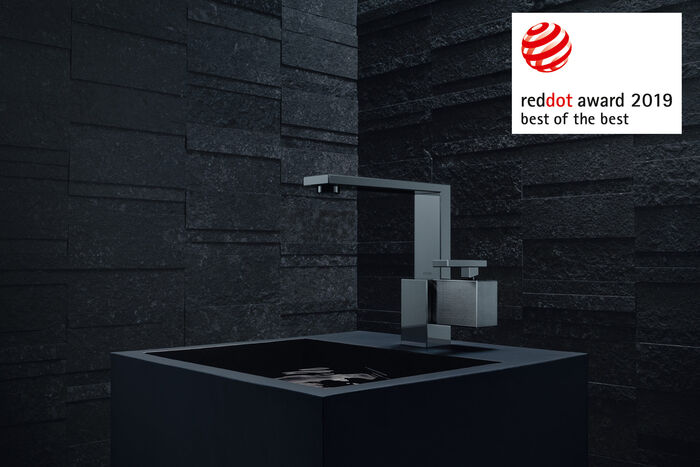 Die Design-Armaturen der Kollektion Edge von AXOR wurden mit dem begehrten Best-of-Best Award des Red Dots ausgezeichnet. Abbildung Waschtischarmatur in dunklem Milieu.