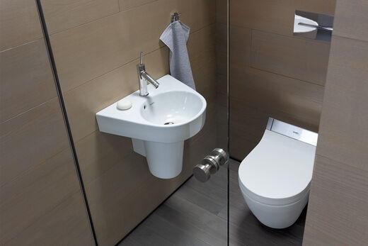 Einblick in ein zeitgemäßes Gästebad von Duravit: Auf kleinem Raum wurden ein Mini-Waschplatz und ein Dusch-WC der Serie SensoWash integriert. 