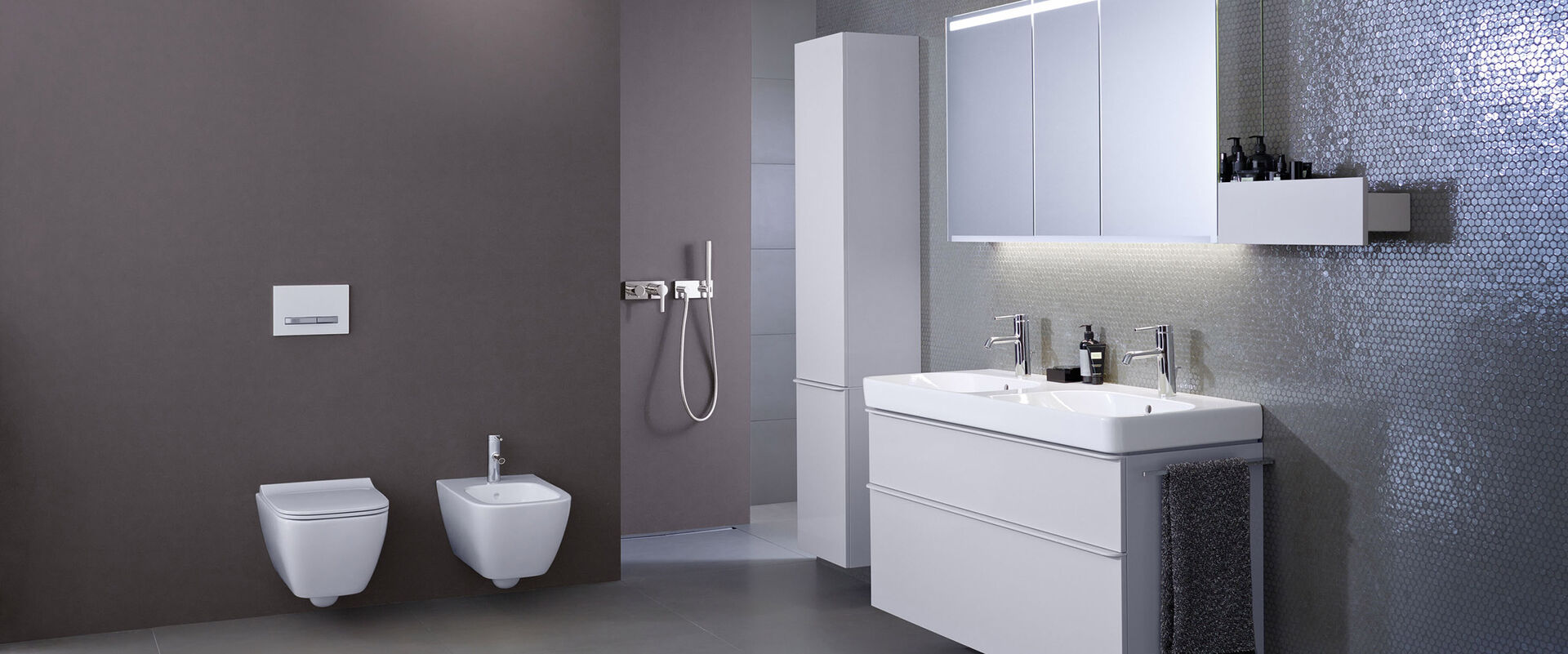 Mit Geberit Smyle lassen sich komplette Badezimmer ausstatten - moderne Badmöbel und Keramiken überzeugen.