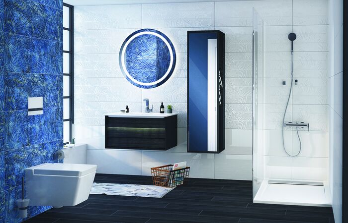 Badezimmer mit blauen und weißen Wänden sowie schwarzem Boden. An der Wand ist ein schwarzes Regal, sowie unter dem Waschbecken ein schwarzer Unterschrank montiert.