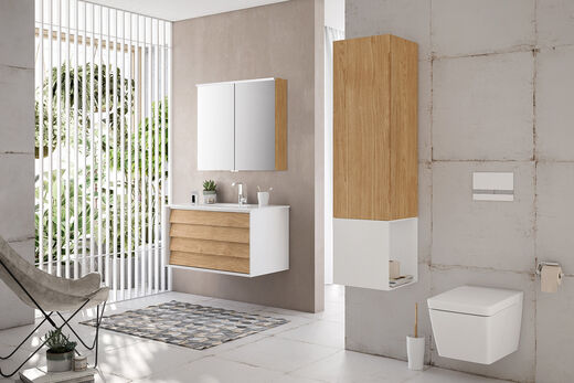 Waschplatz und Toilette. Badmöbel mit Holz Schublade und am Hochschrank. Spiegelschrank beleuchtet.