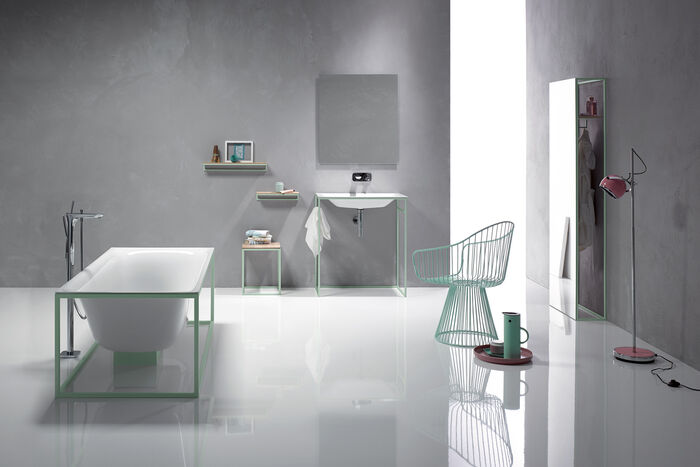 Komplettes Designbad mit grünen Stahlrahmen für Badewanne, Waschbecken und Ablagen.