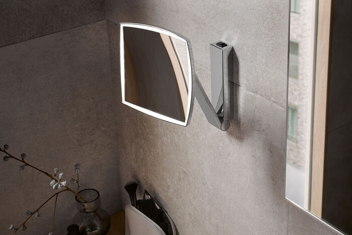 Edler Kosmetikspiegel mit Beleuchtung von Keuco iLook move mit beweglicher Wandhalterung in eckigem Design.