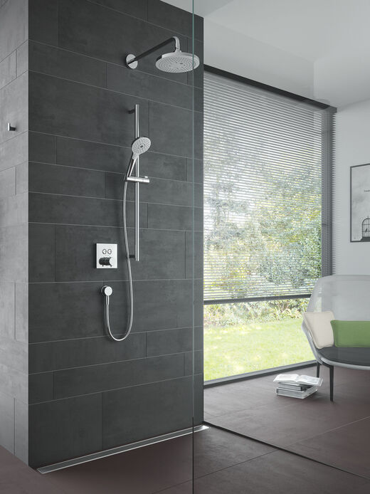 Duschszene von TOTO Europe mit einer begehbaren Dusche und dem Duschprogramm DaySpa ausgestattet. Handbrause, Brausestange und runde Tellerkopfbrause sorgen für Entspannung.
