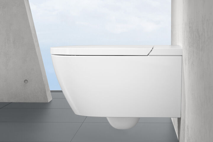 Das Dusch-WC ViClean-I 100 von Villeroy & Boch in der exakten Seitenansicht. Das Design ist schlank und kompakt und erinnert an ein normales WC.