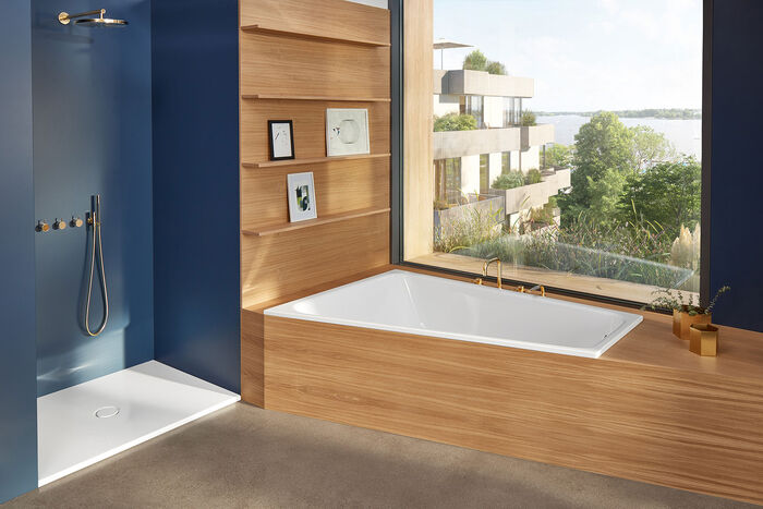 Trendiges Badezimmer mit Dusche und Einbau-Badewanne mit Fensteraussicht. Die Wanne von Bette ist speziell für zwei Personen konzipiert und aus der Serie Space M.