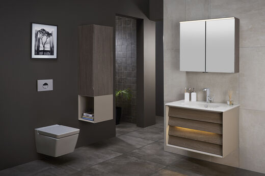 VitrA Frame Badambiente mit beleuchtetem Badmöbel. Waschbeckenunterschrank mit Spiegel, Hochschrank und Toilette.