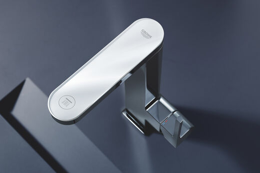 GROHE Plus Elektro-Armatur von GROHE Plus, die runde und eckige Elemente kombiniert.
