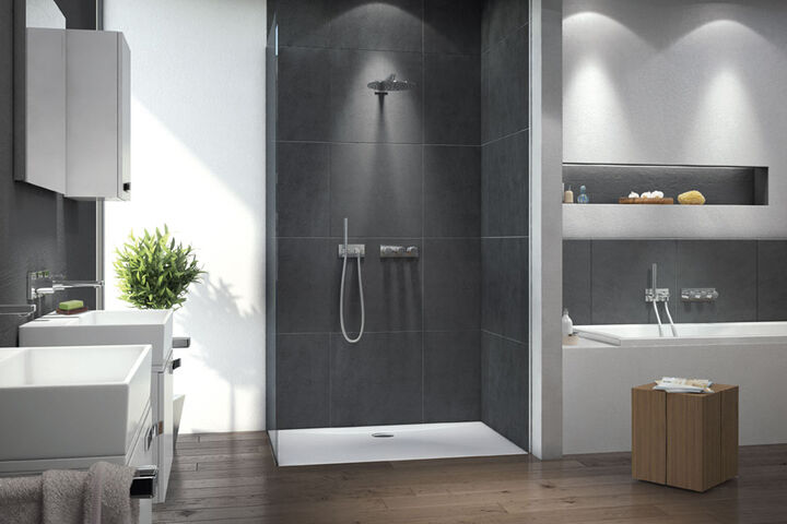 Badezimmer, in dem sowohl an Waschbecken, als auch an Dusche Ideal Standard Archimodule Badarmaturen installiert sind.