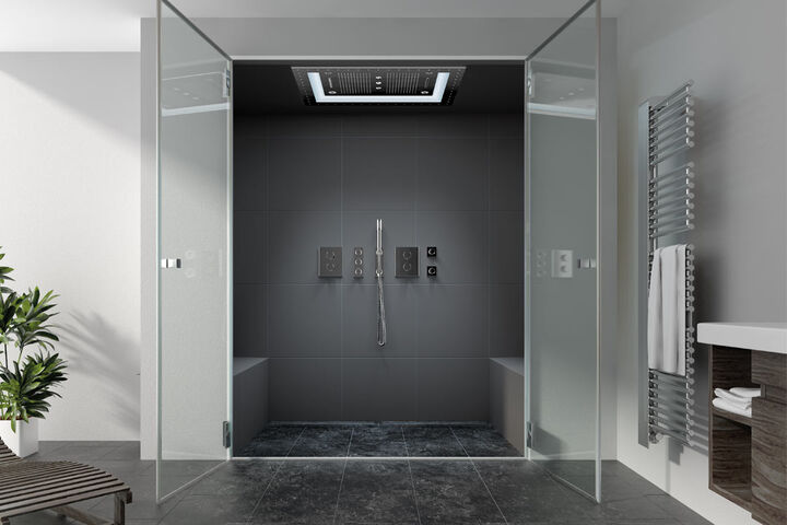 Grosse Dampfdusche mit Sitzbank und deckenmontierter Regendusche.