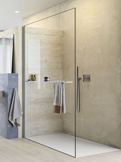 Detailbild der Dusche Select+ Walk-In von Hüppe mit einer freistehenden Glaswand und Duschboden in weiß der Serie EasyFlat.