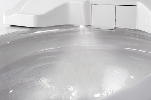 Detailaufnahme mit laufender Wasserspülung mit eWater Funktion in den Washlets SG und Neorest von TOTO Europe. Das WC-Becken wird mit elektrolytisch aufbereitetem Wasser gereinigt, das antibakteriell wirkt.