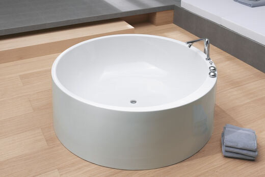 Runde weisse Badewanne auf Holzfußboden. Vitra Istanbul