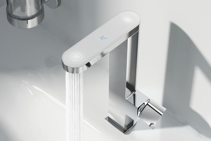 Elektronische Armatur für den Waschtisch von GROHE Plus mit digitaler Wassertemperatur-Anzeige.