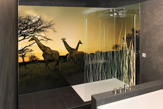 Beleuchtete Glasrückwand mit Fotodruck Afrikamotiv mit Giraffen im Sonnenuntergang.