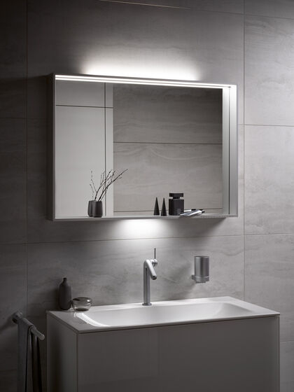 Badspiegel beleuchtet. Kaltlicht nach oben an Waschplatz.