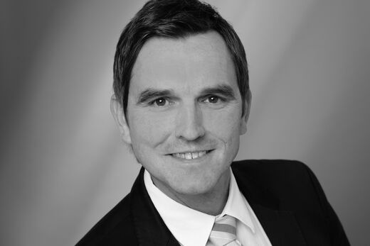 Jens Biller Schwarz-Weiss Aufnahme des Marketingleitrs von Wavin Jens Biller.