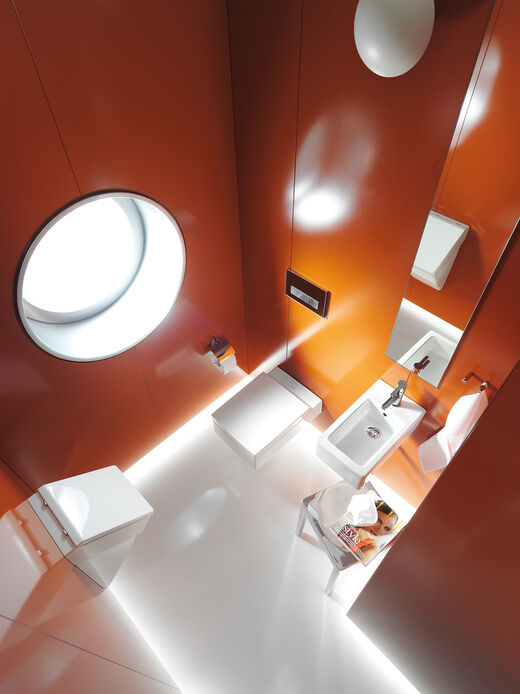Duravit Vero Minibad mit länglischem kleinen Waschbecken wandmontiert, Toilette und Urinal.