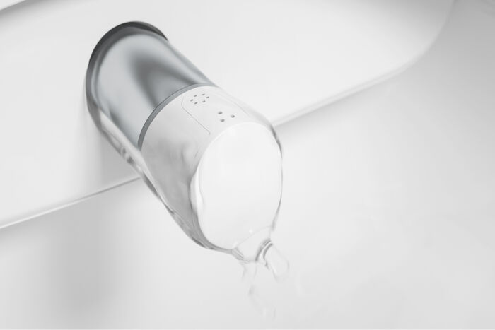Die flexible Düse im der Dusch-Toilette ViClean-I 100 von Villeroy & Boch wird vor und nach jeder Benutzung gereinigt und ist flächenbündig in das Panel integriert.