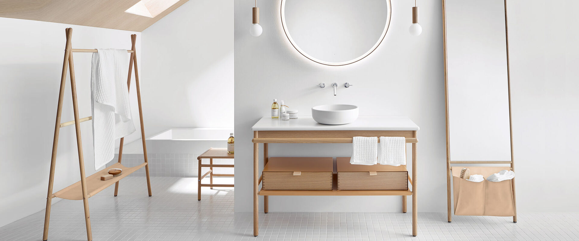 Designer Badezimmereinrichtung von burgbad aus der Serie Mya. Helles Naturholz und klassische Stelzenfüße charakterisieren diese Badmöbel. 