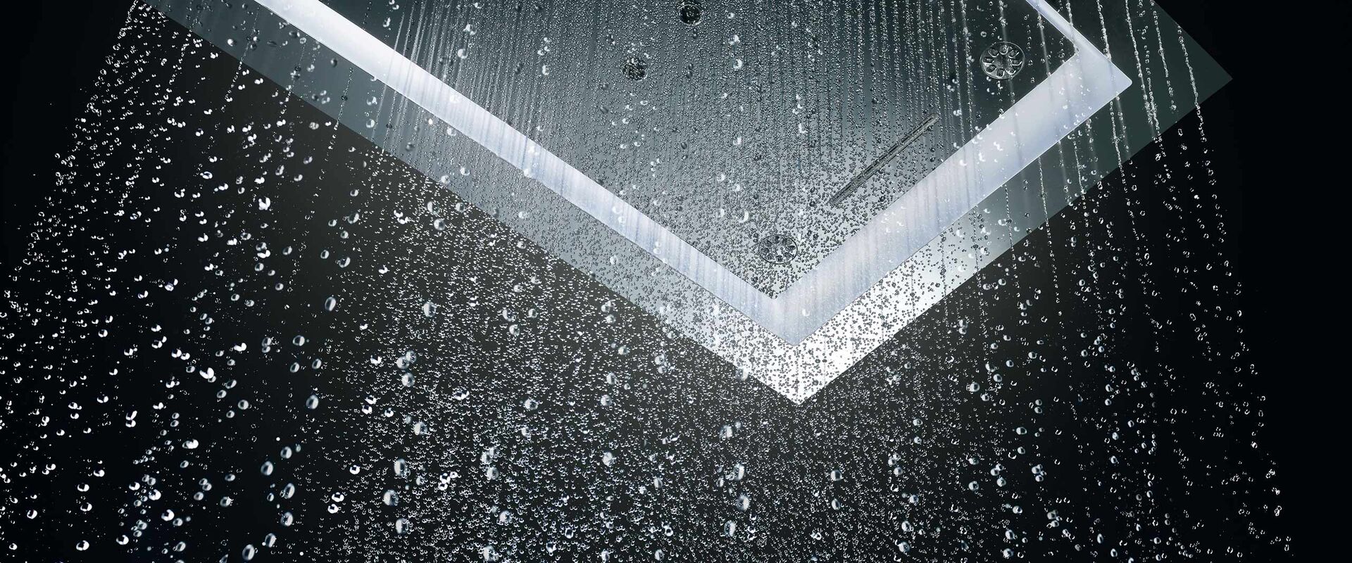 GROHE Aqua Symphony Regendusche, aus der Wasser fließt. Es scheint, als würden die Tropfen gleich auf das Objektiv der Kamera fallen.