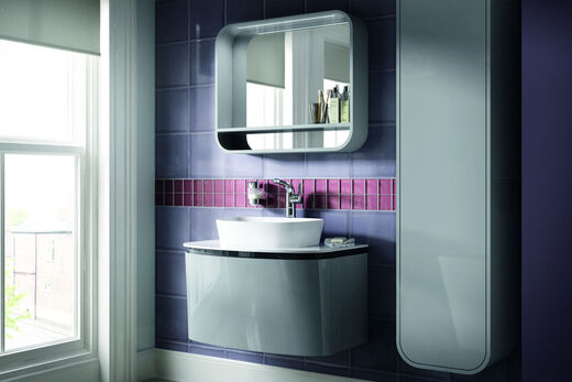 Ideal Standard DEA Waschplatz komplett mit Hochschrank, Spiegel und weißem Aufsatzwaschbecken.