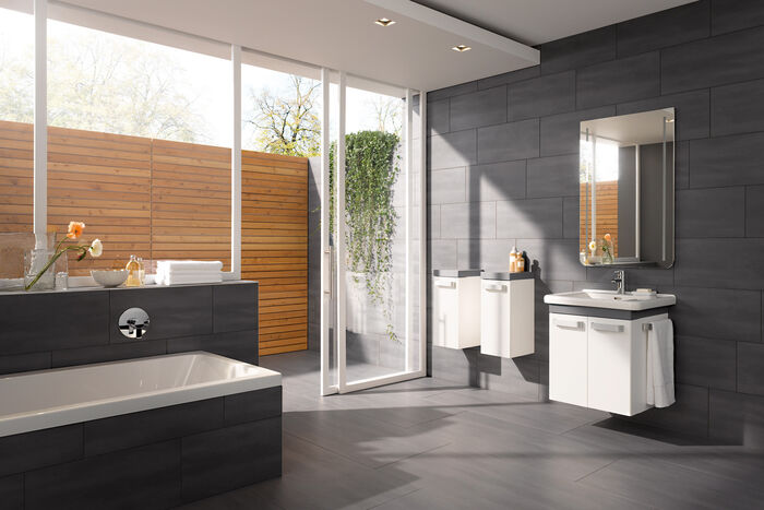 Comfortables Badezimmer mit seitlicher Badewanne, Badmöbel grau/weiß, Waschtisch mit Spiegel