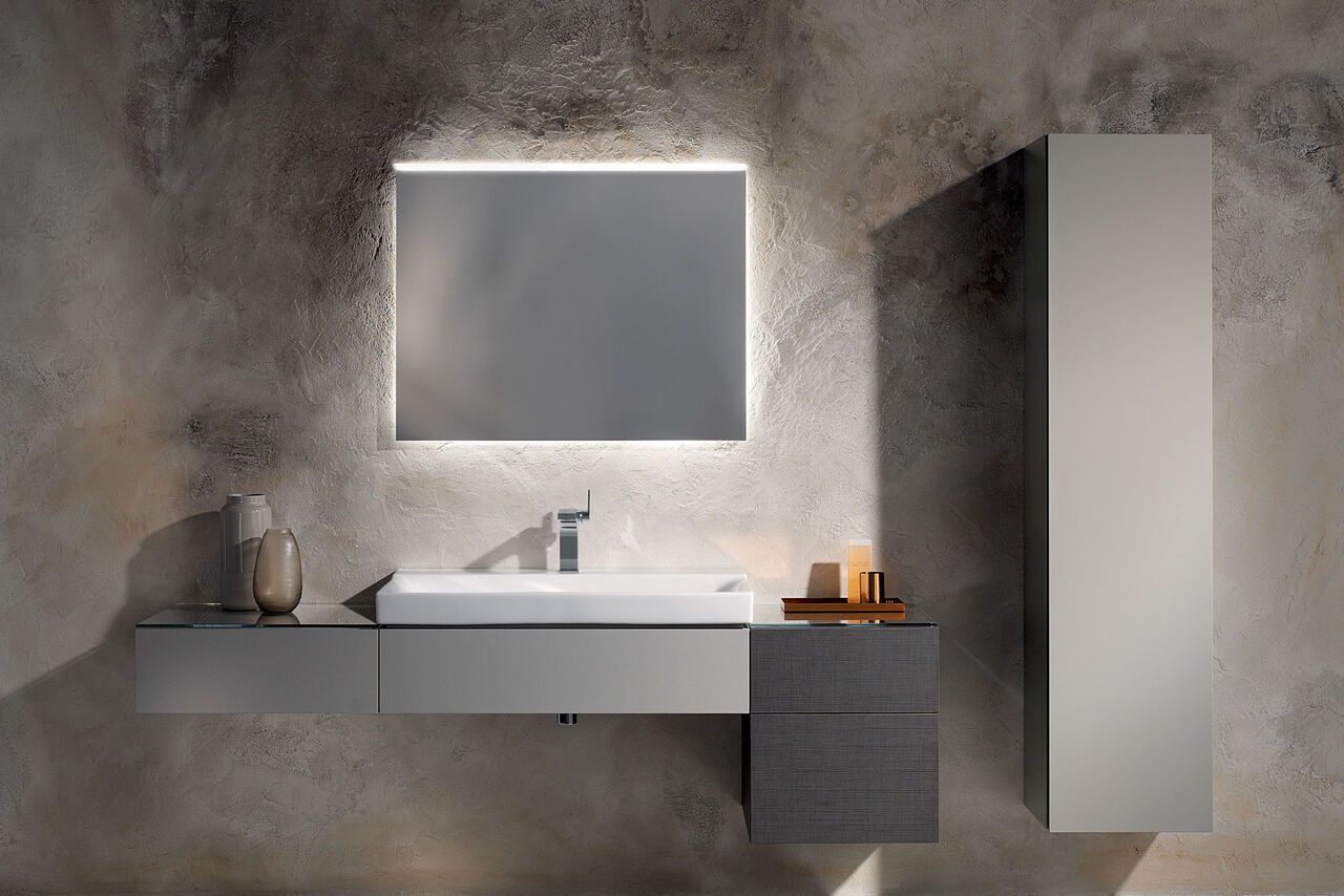 Barmöbel-Ensemble Xeno2 von Geberit mit Waschtisch, Unterschränken, beleuchtetem Spiegelschrank und praktischem Hochschrank in grau.