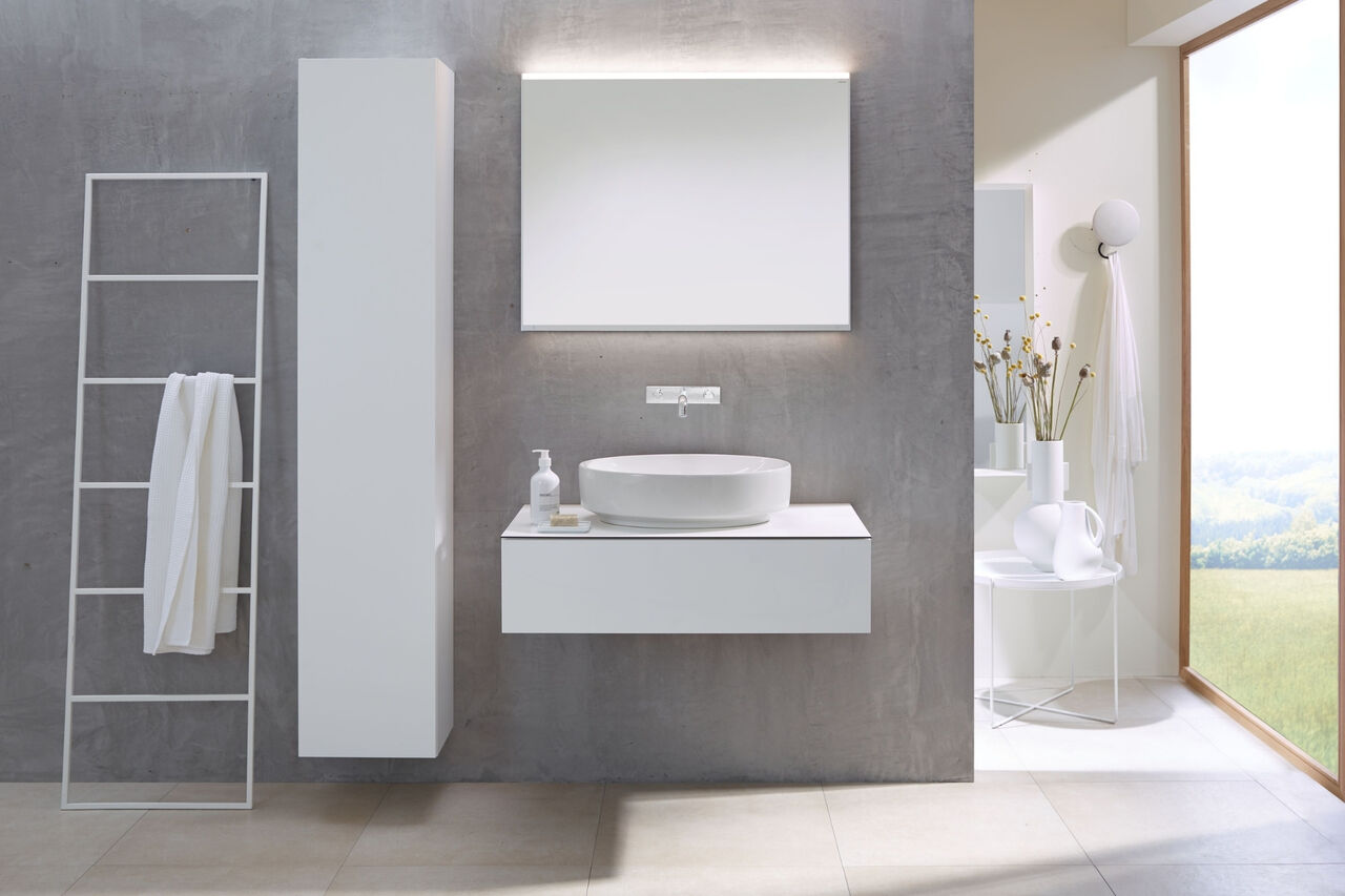 Geberit VariForm als flexibler Ruhepol im weißen LIGHT Bad