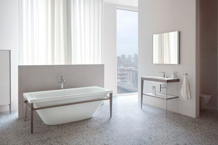 Lichtdurchströmtes Badezimmer mit moderner Viu-Freistehwanne auf Füßen und Waschplatz auf Füßen mit XViu-Badmöbeln von Duravit.