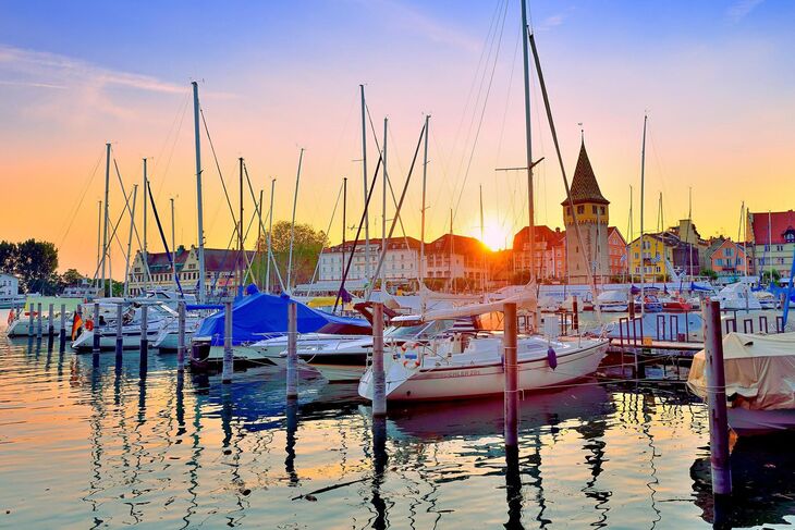 Der Lindauer Hafen in der Abendsonne mit Blick af das Helvetia Yacht Hotel.