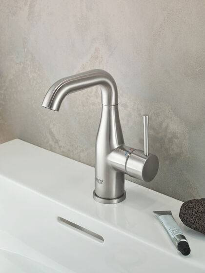 GROHE Essence Colours Einhebelmischer am Waschbecken montiert in Nickel gbürstet.