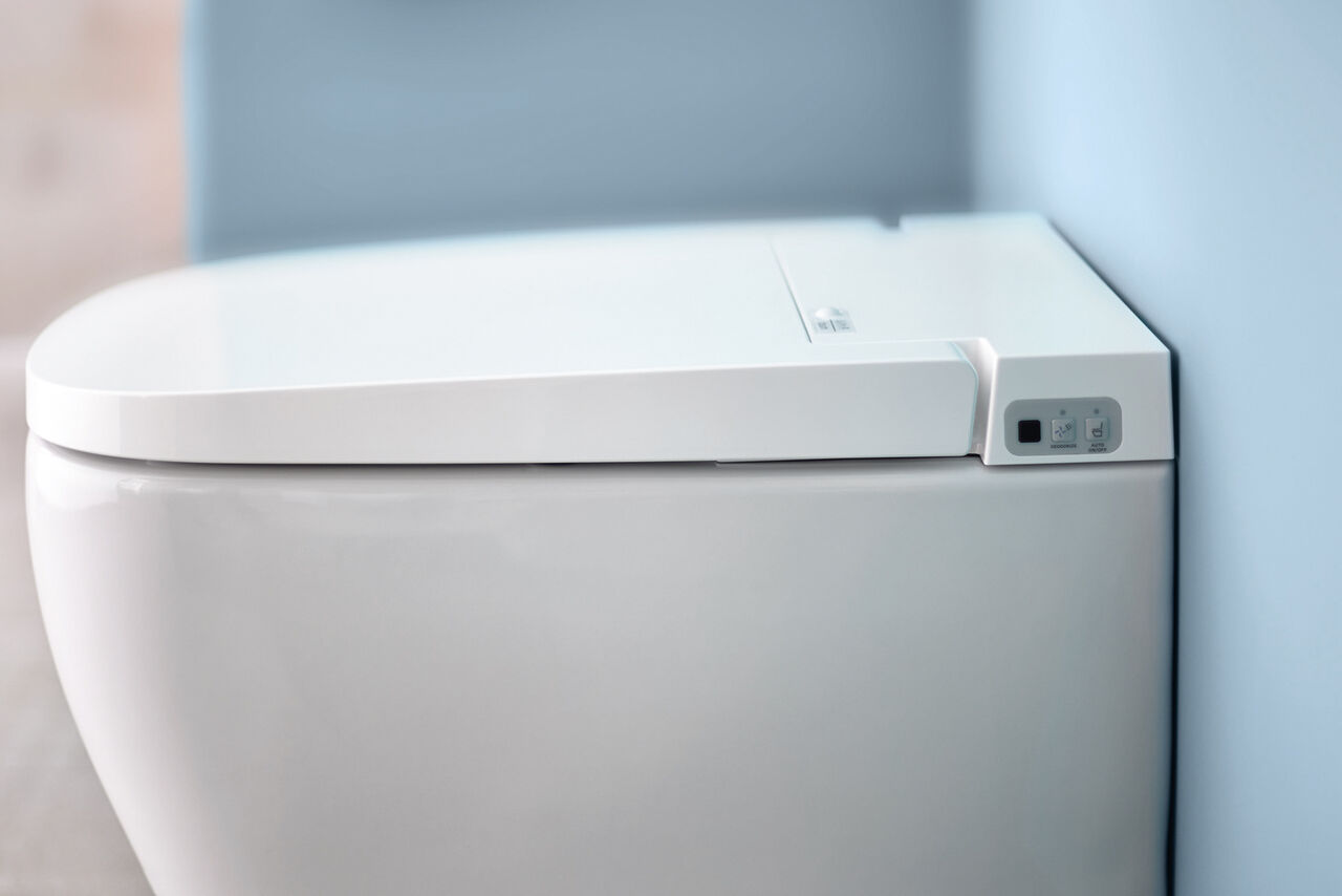 VitrA Clean Seitenansicht mit Fokus auf den geschlossenen Sitz des Dusch-WCs V-care von VitrA.