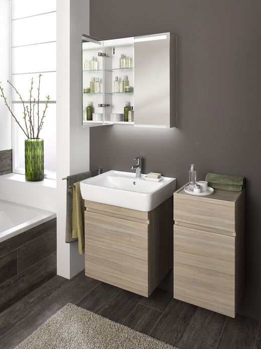 Geberit Option Basic 3-teiliger spiegelschrank mit Beleuchtung über kleinem Waschplatz und Badschrank.