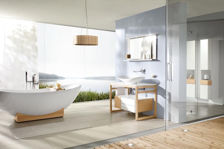Natürliches Badezimmer in Weiß mit Holz und Blick in die Natur.