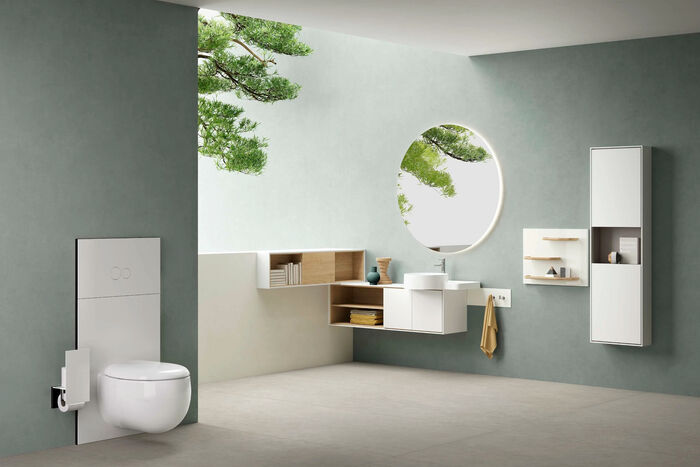 VitrA Voyage integriert den WC Bereich in das Badezimmer, das WC ist im Fokus, dahinter die Möbel als Kombination aus Holzfarben und Weiß, sowie der passende Waschtisch in Weiß.