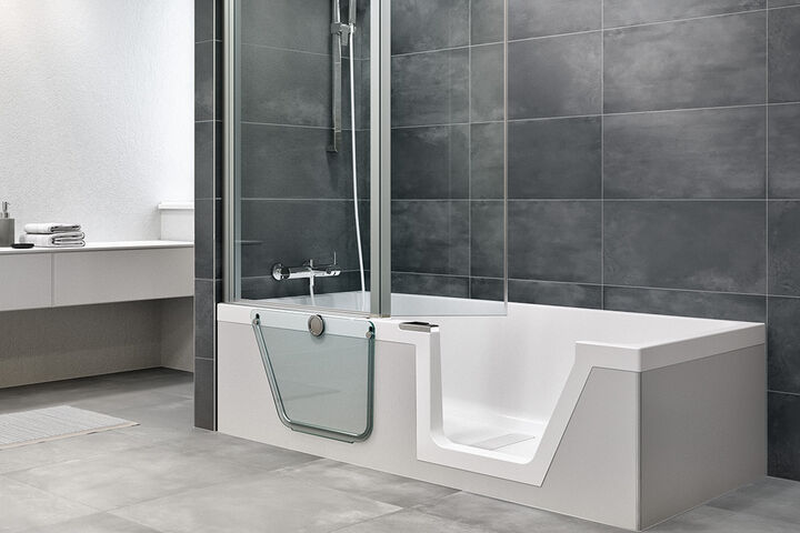 Barrierefreie Einbau-Badewanne mit Einstieg und Duschabtrennung von Duscholux Step-In Pure.