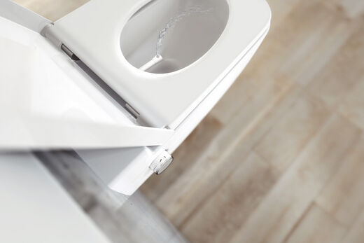 TECE TECEone Blick schräg von oben in ein Dusch-WC TECEone von TECE. Man erkennt im Innern die bewegliche Reinigungsdüse, die sich nach jeder Nutzung auch selbst abspült und somit reinigt.