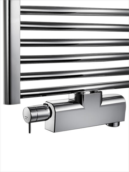 Heizkörper aus Chrom mit Designthermostatregler.