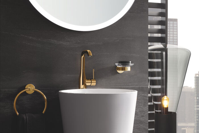 GROHE Essence Colours Waschtisschbecken wandmontiert rund mit Badarmatur und einem Sopiegel darüber. Seitlich ein runder Handtuchhalter.